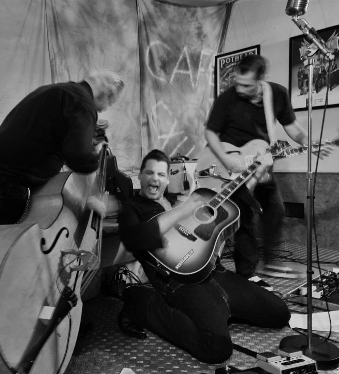 Drei Sänger mit Gitarre von porter music