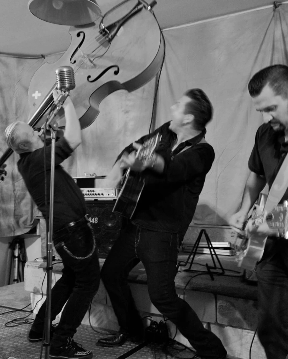 Drei Sänger mit Gitarre von porter music