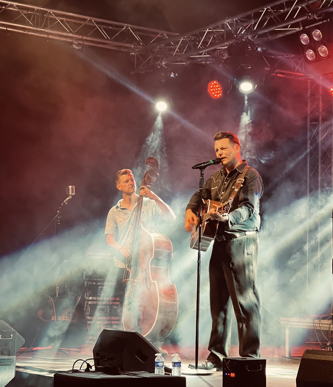 Zwei Sänger mit Gitarre von porter music